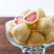 画像5: 酸味と甘味が絶妙なコラボレーション!!夢の大人買い★贅沢まるごといちごのホワイトチョコどっさり250g (5)